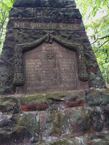 Inschrift „Nie wieder Krieg“ über einer Tafel mit Eisernem Kreuz, den Jahreszahlen 1914 und 1918 und den Namen der Gefallenen
