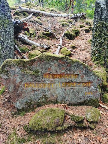Bemooster Ritterstein mit der eingehauenen Inschrift „Heidenmauer — Hallstatt-Latène-Zeit“